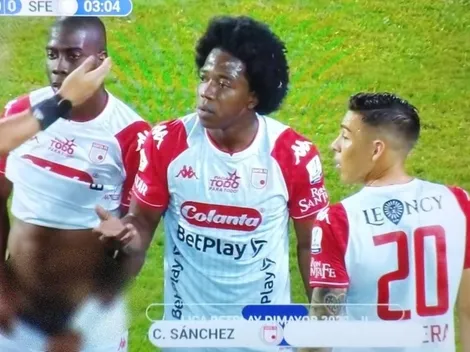 Insólito: colombiano muestra la frutera en pleno partido