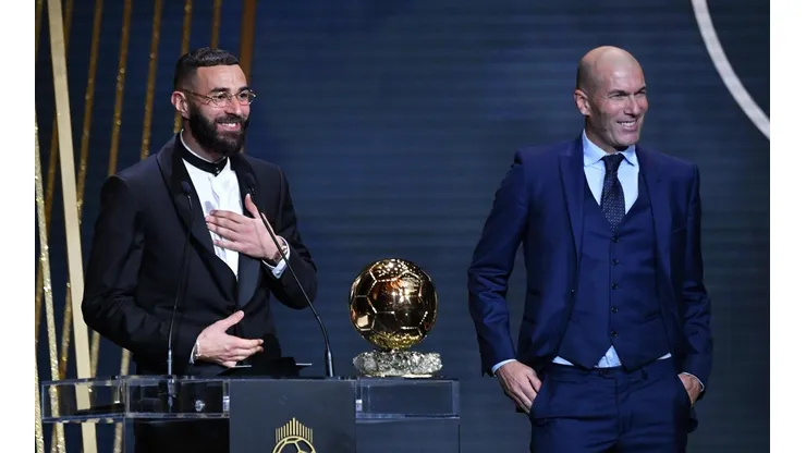 Benzema junto a Zidane en la premiación del Balón de Oro