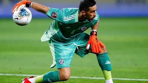 Claudio Bravo puede quedar fuera del amistoso entre Colo Colo y Betis