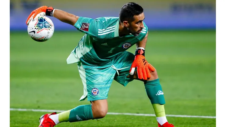 Claudio Bravo puede quedar fuera del amistoso entre Colo Colo y Betis