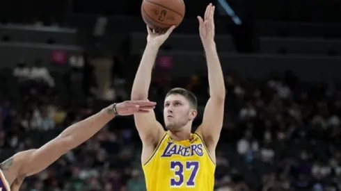 Matt Ryan jugando en la pretemporada con los Lakers