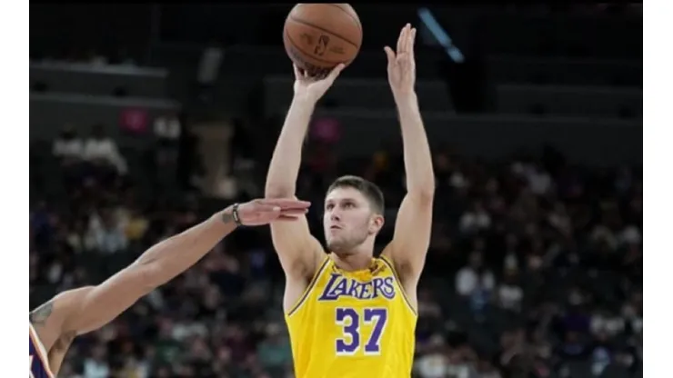 Matt Ryan jugando en la pretemporada con los Lakers