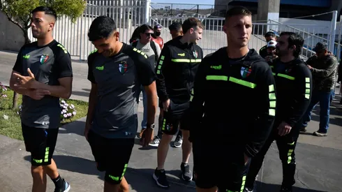 El plantel de Palestino llegó hasta el Calvo y Bascuñán donde no los dejaron entrar.