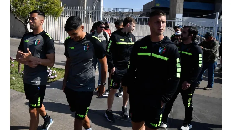 El plantel de Palestino llegó hasta el Calvo y Bascuñán donde no los dejaron entrar.
