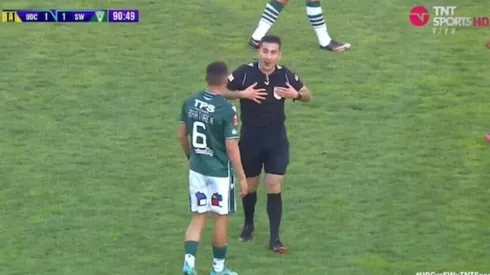 El árbitro Matías Quila se dio cuenta que no tenía sus tarjetas cuando quiso amonestar a Lucas Cepeda de Santiago Wanderers.