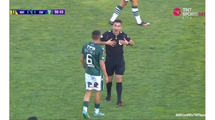El árbitro Matías Quila se dio cuenta que no tenía sus tarjetas cuando quiso amonestar a Lucas Cepeda de Santiago Wanderers.