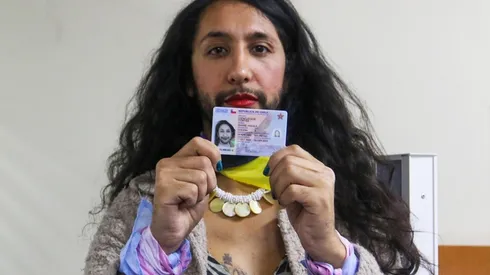Shane Cienfuegos, persona trans y no binaria concurre a retirar la primera cédula de identidad no binaria en Chile.