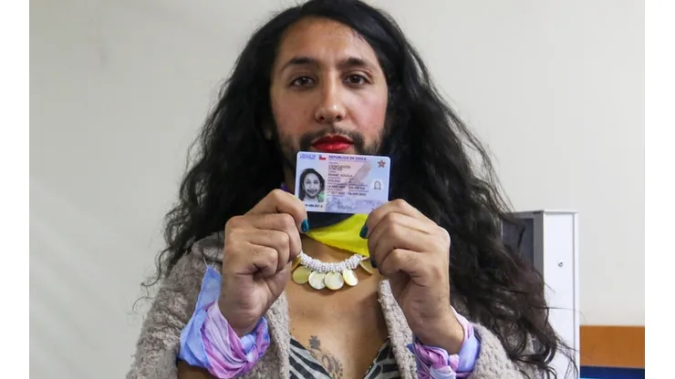 Shane Cienfuegos, persona trans y no binaria concurre a retirar la primera cédula de identidad no binaria en Chile.