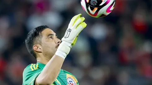 Claudio Bravo sigue abierto a que llegue una oferta para no retirarse
