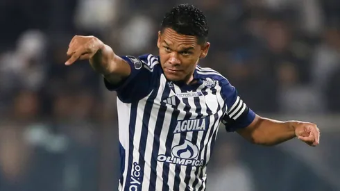 Carlos Bacca en el partido de ida de los octavos de final de la Copa CONMEBOL Libertadores entre Colo Colo y Junior de Barranquilla.