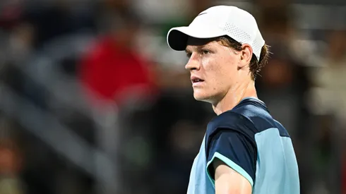 Jannik Sinner está en problemas.