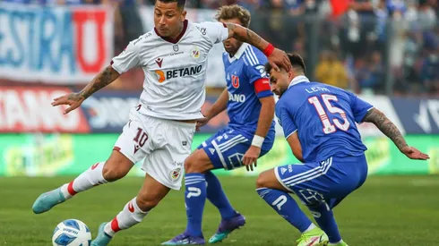 Leonardo Valencia en acción frente a la Universidad de Chile en el Campeonato Nacional 2022.