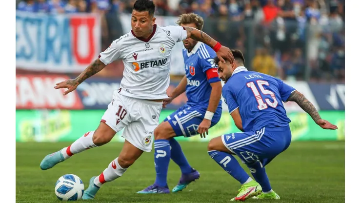 Leonardo Valencia en acción frente a la Universidad de Chile en el Campeonato Nacional 2022.