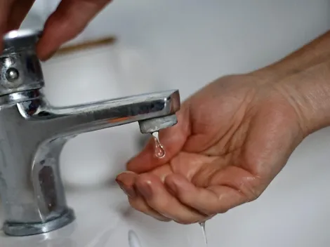 Revisa en qué comunas se cortará el agua este miércoles