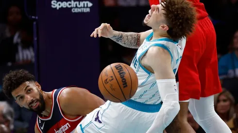 LaMelo Ball en el momento que se dobla el tobillo
