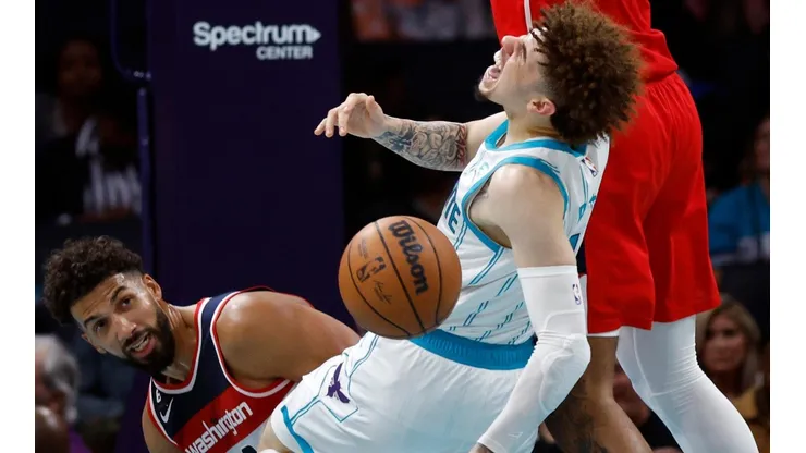 LaMelo Ball en el momento que se dobla el tobillo