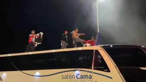 Bayron Oyarzo siendo agredido en el techo del bus