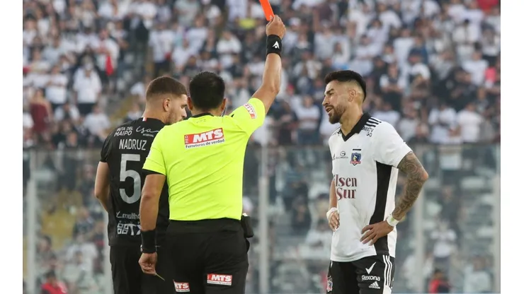 Julio Bascuñán le muestra la tarjeta roja a Juan Martín Lucero en el empate 1-1 entre Colo Colo y Curicó Unido por la 27° fecha del Campeonato Nacional 2022.