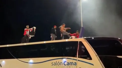 Dos hinchas golpearon a Bayron Oyarzo por no darles su camiseta