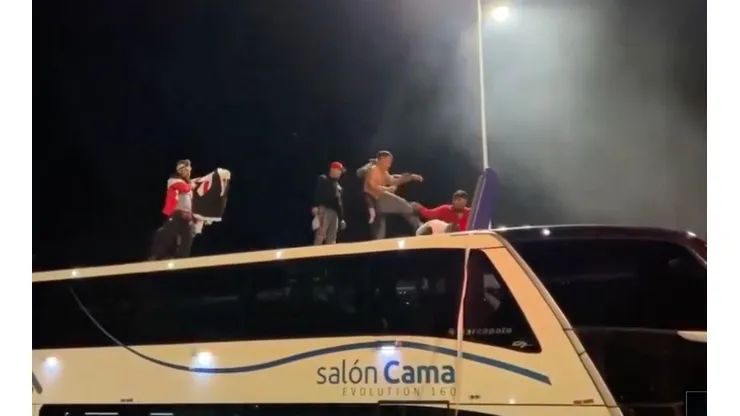 Dos hinchas golpearon a Bayron Oyarzo por no darles su camiseta