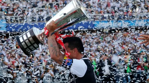 Esteban Paredes fue el encargado de levantar el último título de liga de Colo Colo.