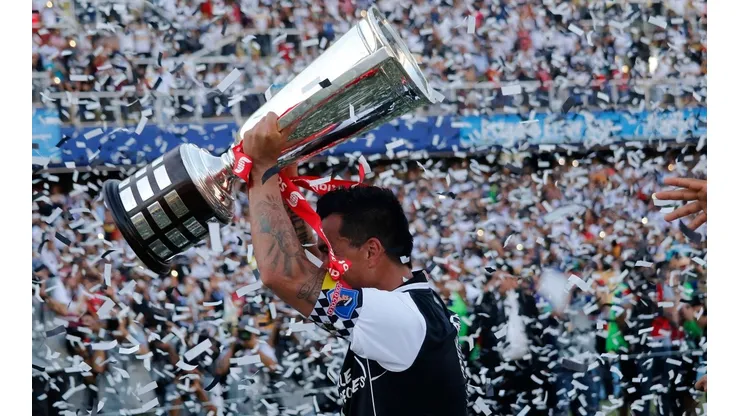 Esteban Paredes fue el encargado de levantar el último título de liga de Colo Colo.
