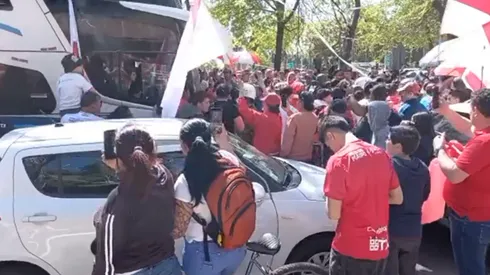 Hinchas curicanos dieron una masiva arenga al equipo de Damián Muñoz antes de enfrentar a Colo Colo.