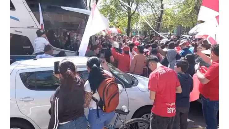 Hinchas curicanos dieron una masiva arenga al equipo de Damián Muñoz antes de enfrentar a Colo Colo.
