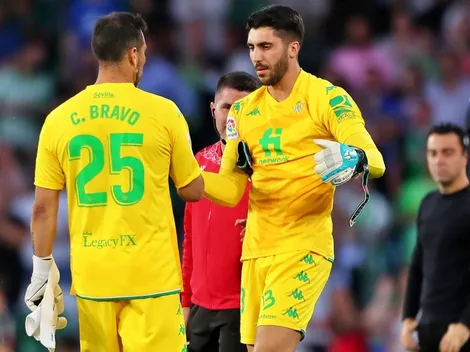 Claudio Bravo le mueve el bote a Pellegrini en el arco del Betis