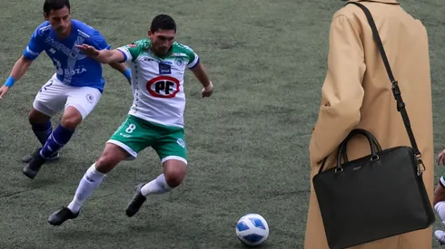 El hombre del maletín suele pasearse por las canchas del fútbol chileno en época de definiciones
