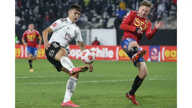 Alejandro Chumacero disputa la pelota con Pablo Solari en el partido que la Unión Española le ganó a Colo Colo en el estadio Monumental por el Campeonato Nacional 2021.