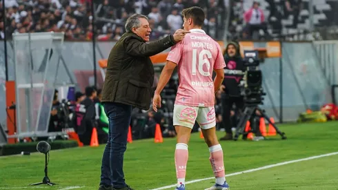 Ariel Holan le da indicaciones a Clemente Montes en el empate sin goles de Colo Colo y la Universidad Católica.