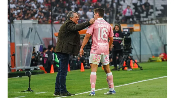 Ariel Holan le da indicaciones a Clemente Montes en el empate sin goles de Colo Colo y la Universidad Católica.