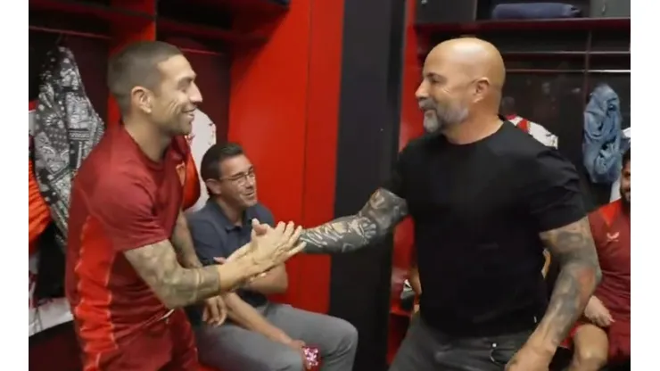 Sampaoli saluda al Papu Gómez en el camarín