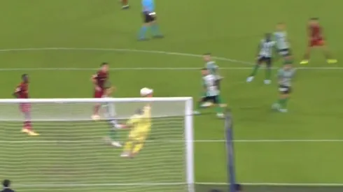 ¡Bravo eterno! Tremendas atajadas a Dybala y Cristante