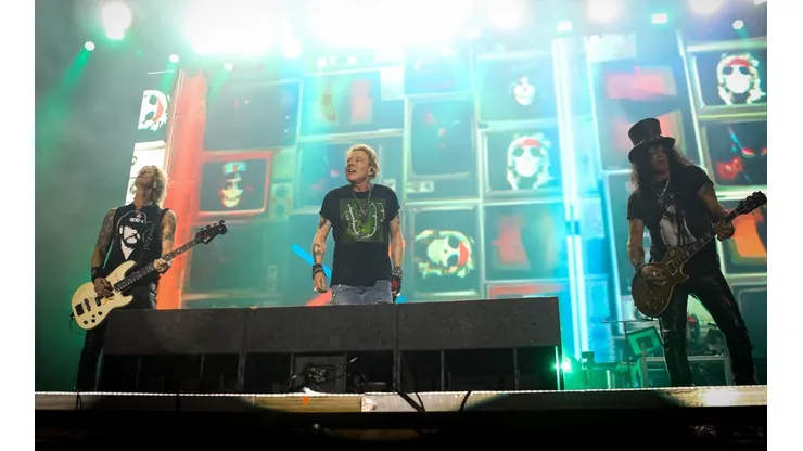 Duff McKagan, Axl Roses y Slash en el escenario para Guns N' Roses en Chile.