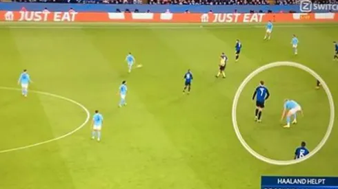 Erling Haaland tiene tiempo hasta para ayudar al árbitro