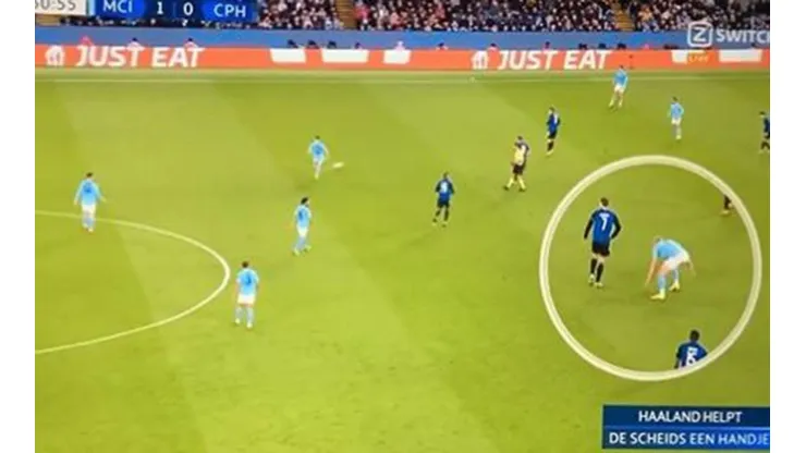 Erling Haaland tiene tiempo hasta para ayudar al árbitro