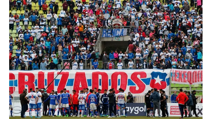 Católica espera un buen comportamiento de su barra en el duelo con Ñublense