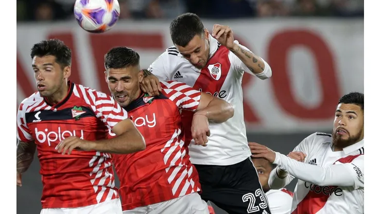 Paulo Díaz en duelo frente a Estudiantes