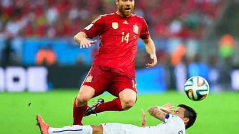 Charles Aránguiz y Xabi Alonso en duelo entre Chile y España en Brasil 2014