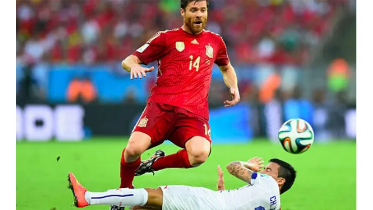 Charles Aránguiz y Xabi Alonso en duelo entre Chile y España en Brasil 2014