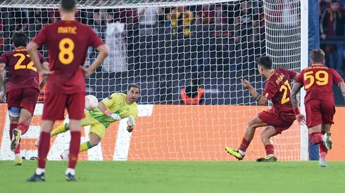 Más allá del penal de Paulo Dybala, en el que no pudo hacer mucho, Claudio Bravo tuvo atajadas muy importantes en el empate de la Roma de Mourinho y el Betis de Pellegrini.