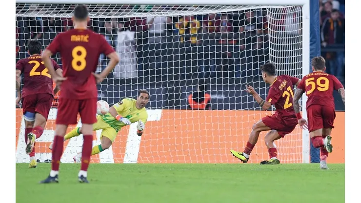 Más allá del penal de Paulo Dybala, en el que no pudo hacer mucho, Claudio Bravo tuvo atajadas muy importantes en el empate de la Roma de Mourinho y el Betis de Pellegrini.