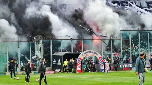 El árbitro Roberto Tobar consignó el uso de pirotecnia por parte de los hinchas de Colo Colo en el estadio Monumental