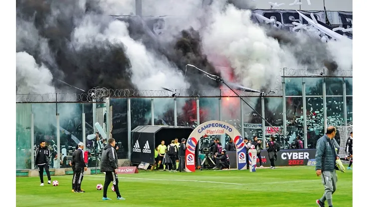 El árbitro Roberto Tobar consignó el uso de pirotecnia por parte de los hinchas de Colo Colo en el estadio Monumental
