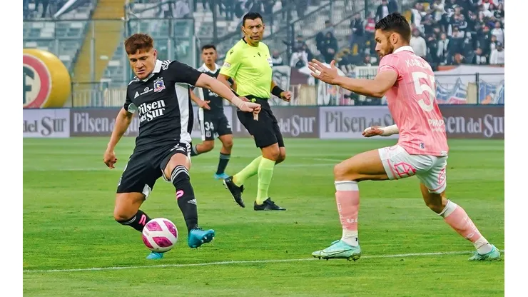 Roberto Tobar tuvo un aplaudido arbitraje en el clásico entre Colo Colo y Unversidad Católica en el estadio Monumental