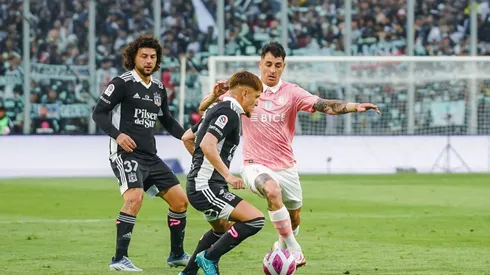 Maximiliano Falcón mira desde atrás una disputa entre Leonardo Gil y Fernando Zampedri, dos ex compañeros en Rosario Central.