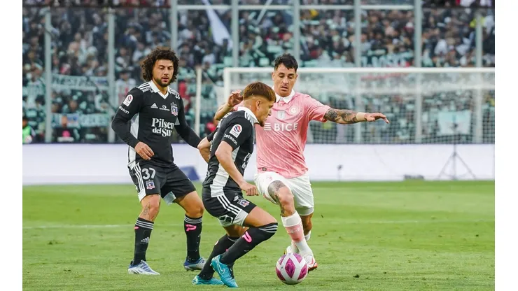 Maximiliano Falcón mira desde atrás una disputa entre Leonardo Gil y Fernando Zampedri, dos ex compañeros en Rosario Central.
