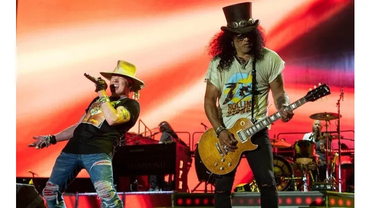 Axl Rose y Slash en acción para uno de los shows recientes de Guns N' Roses.